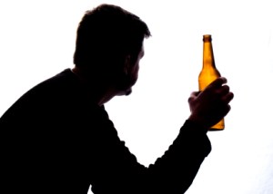 Anxious students who use alcohol are more likely to connect with others through Facebook. (pic: istockphoto.com/FotoFabbrica)